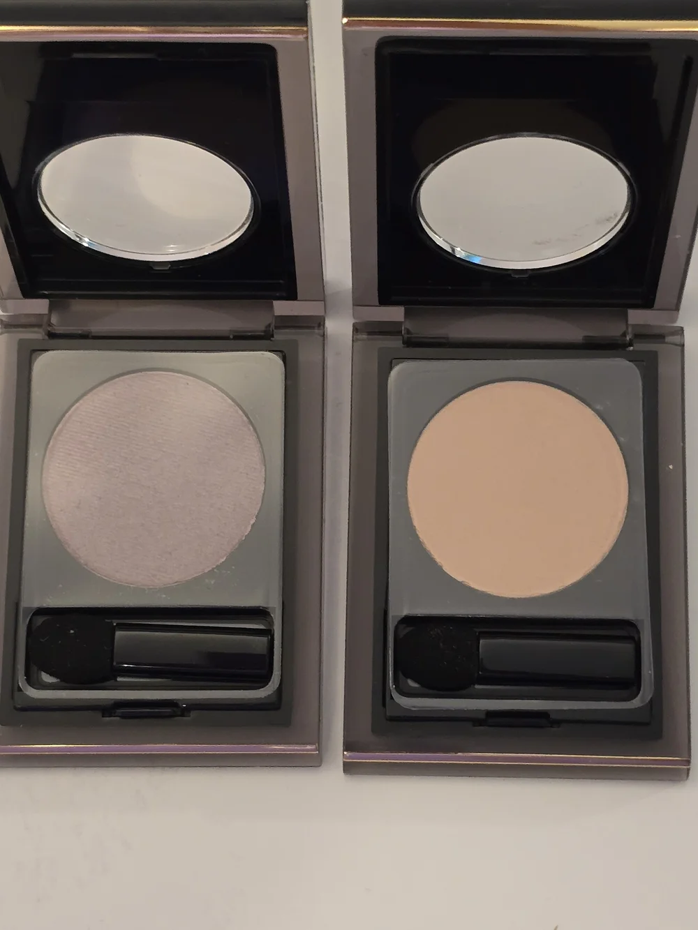 Elizabeth Arden Color Intrigue Eyeshadow duo in Lavender and Nude - Picture 4 of 4
